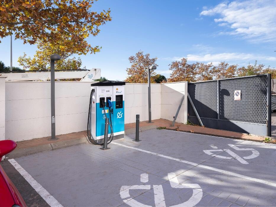 Images Shell Recharge Charging Station