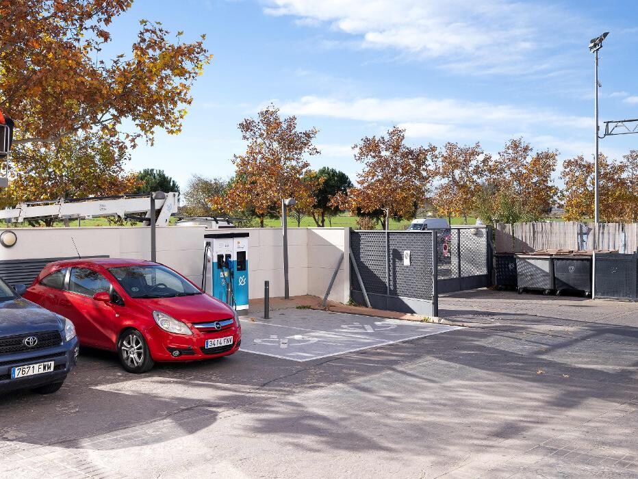 Images Shell Recharge Charging Station