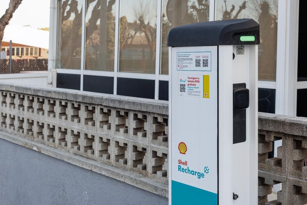 Images Shell Recharge Charging Station