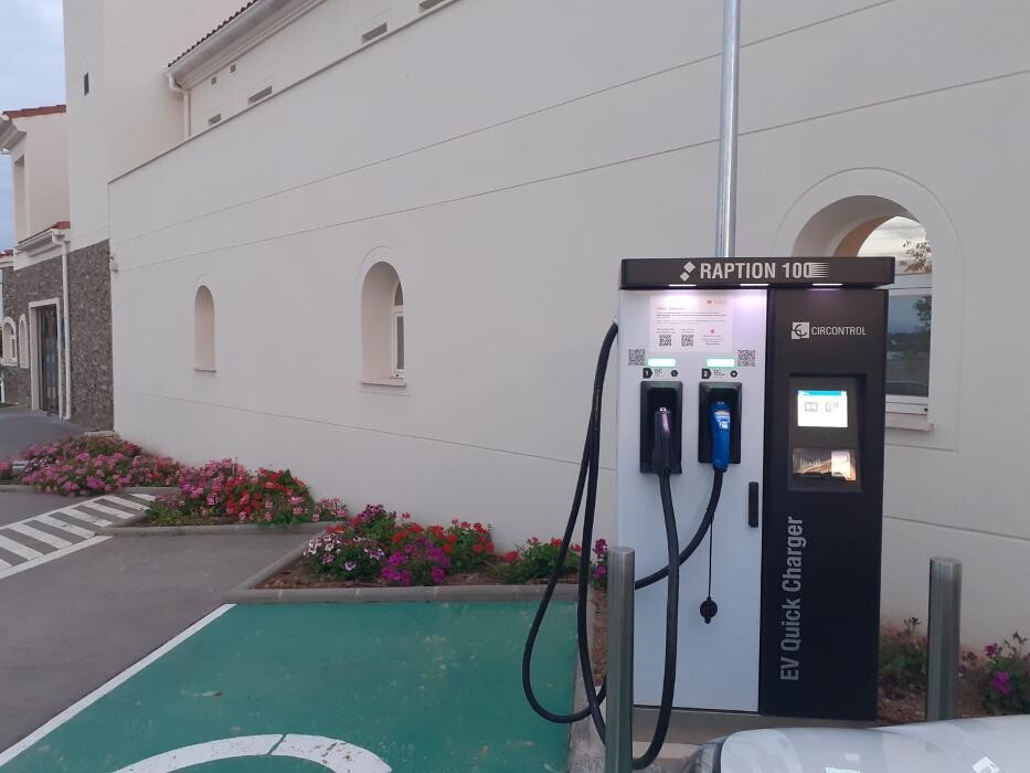 Images Shell Recharge Charging Station