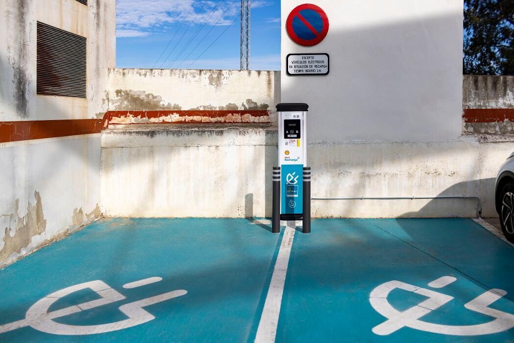 Images Shell Recharge Charging Station