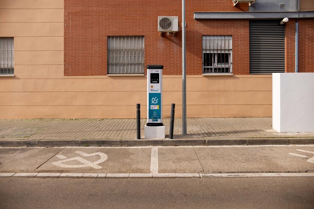 Images Shell Recharge Charging Station