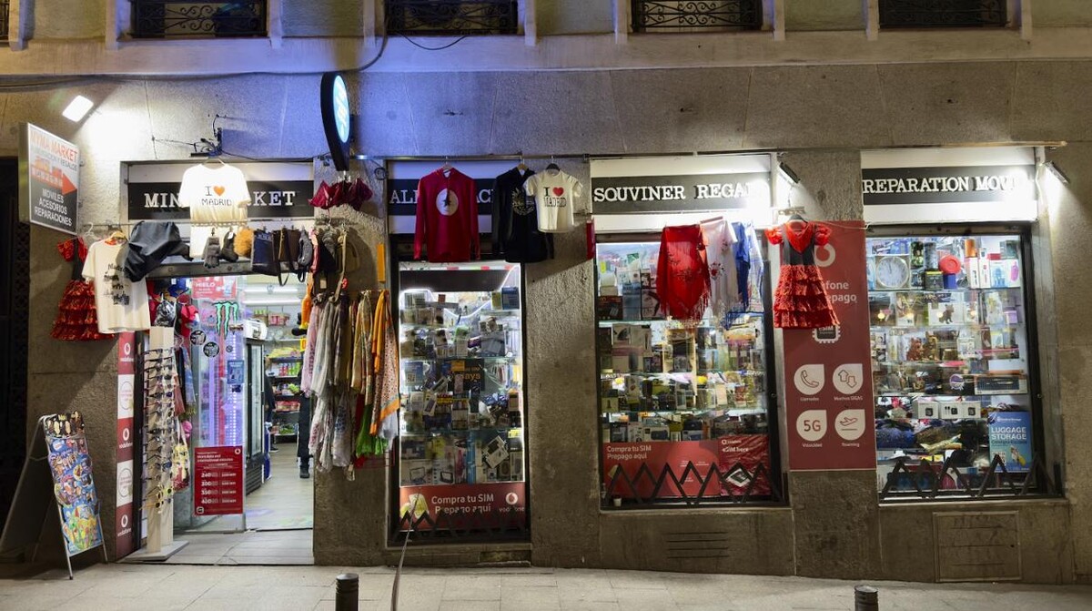 Images Luggage Storage Puerta Sol - Radical Storage