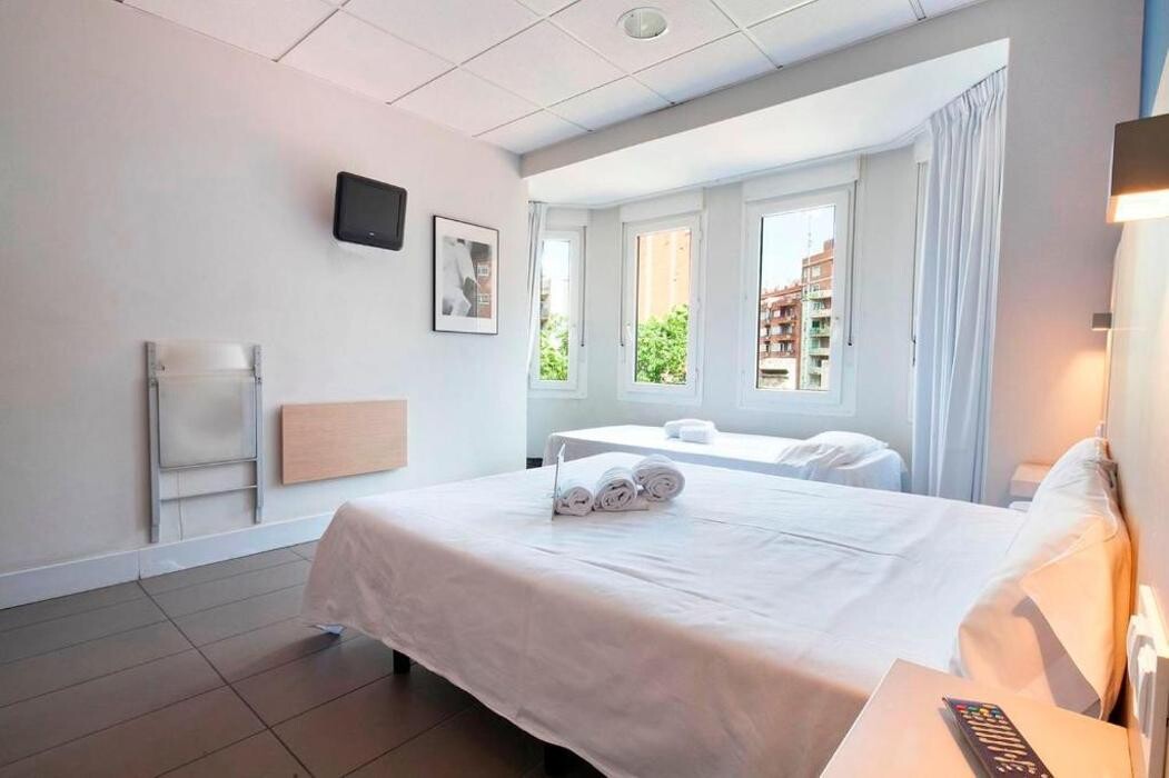 Images Hostal Putxet by gaiarooms