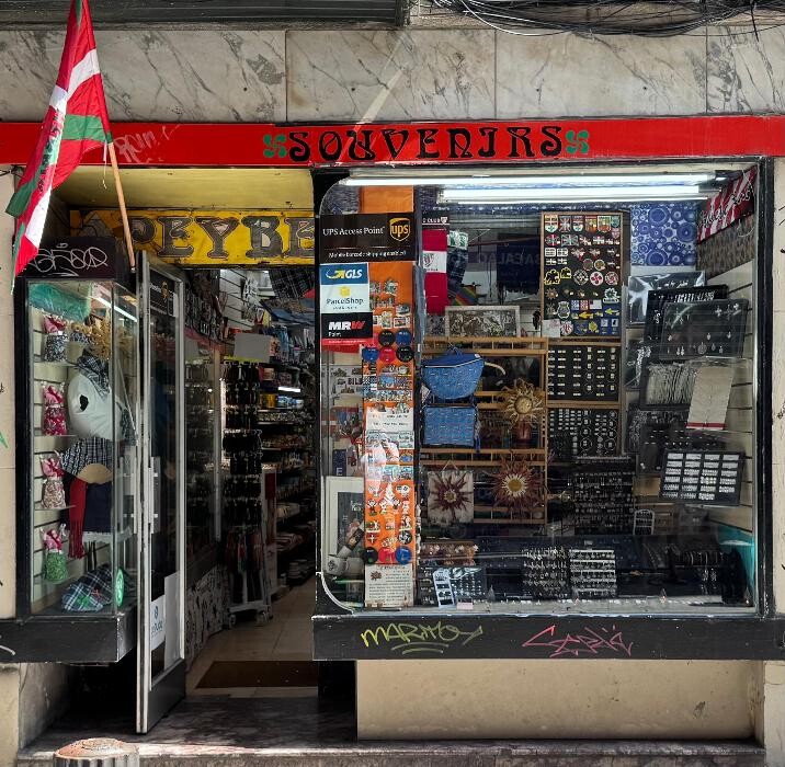 Images Luggage Storage Bilbao Old Town - Radical Storage