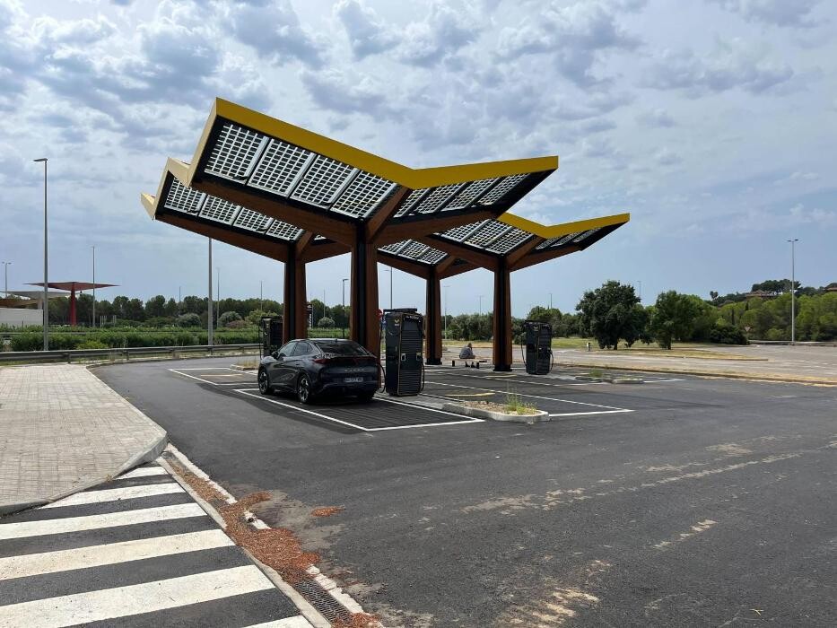 Images Fastned Charging Station