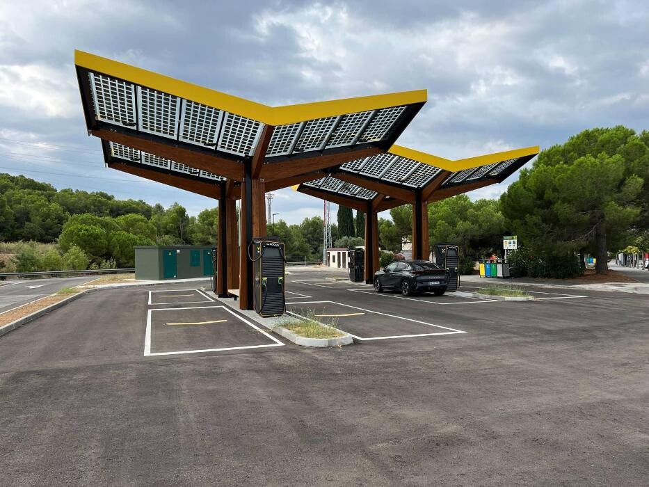 Images Fastned Charging Station