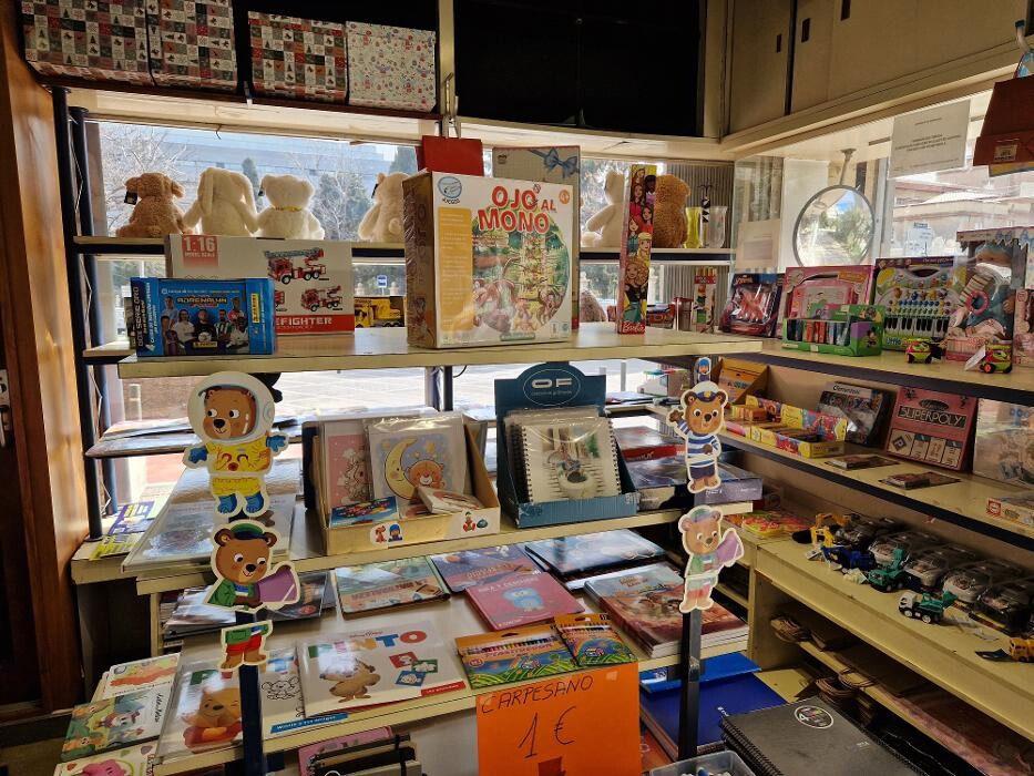 Images Un Xic de Tot: tabacs & quiosc