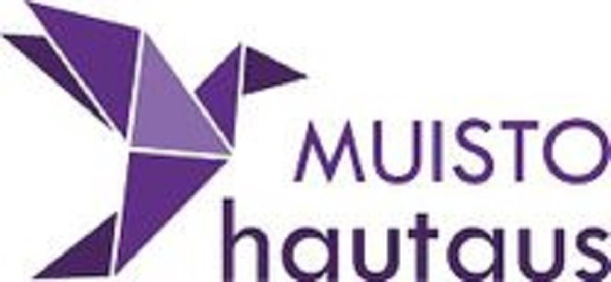 Muistohautaus ja Panelian Kukka Logo