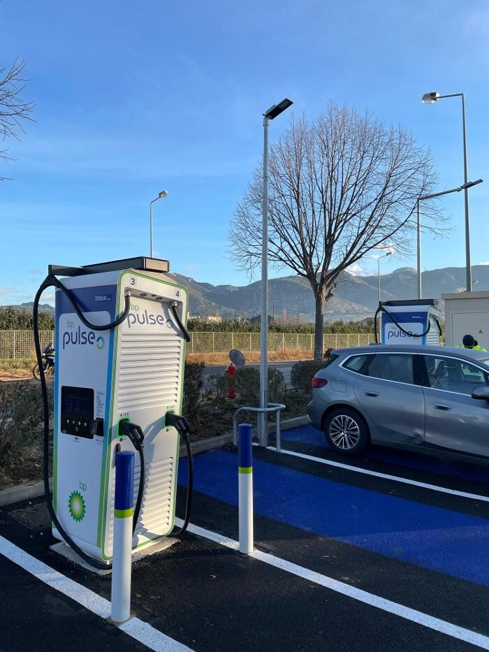Images bp pulse Charging Station
