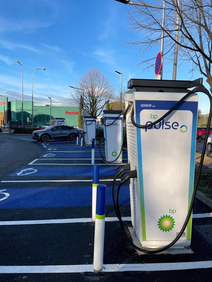 Images bp pulse Charging Station