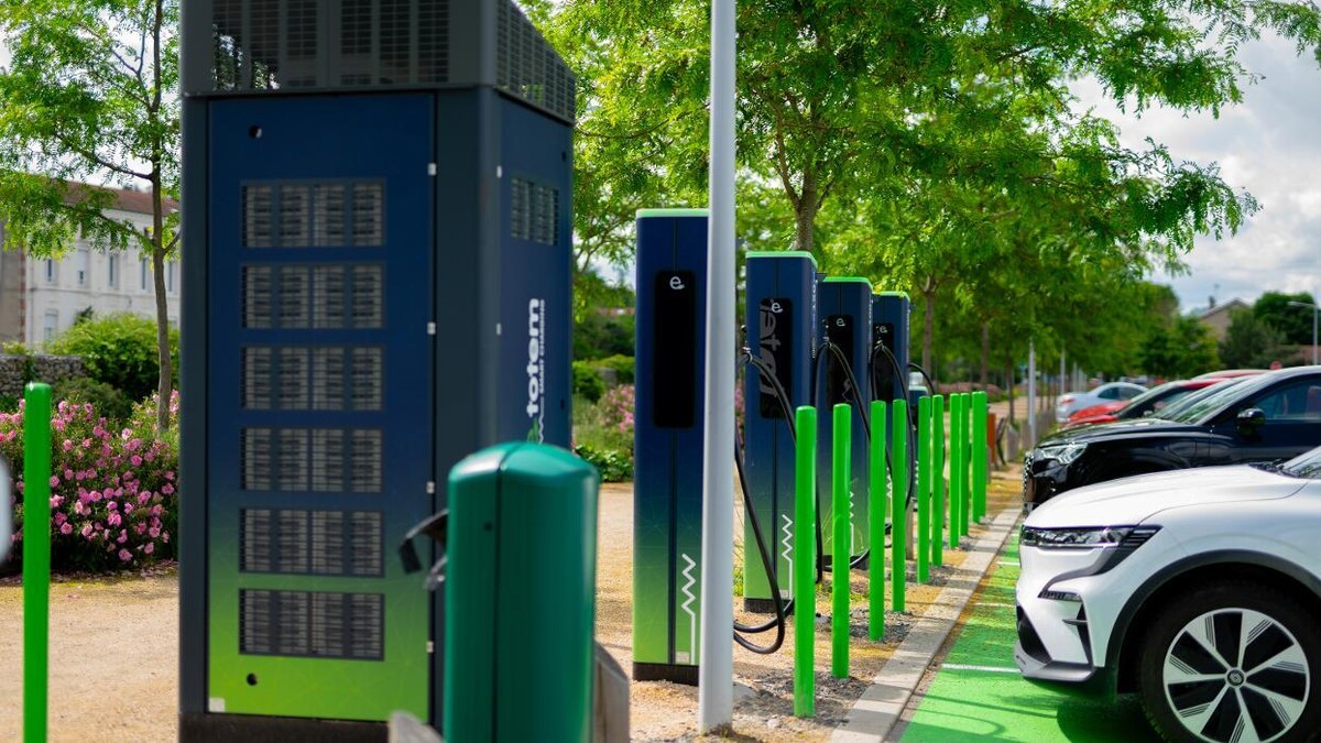 Images e-Totem Charging Station