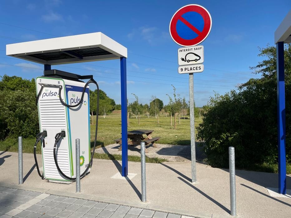 Images bp pulse Charging Station