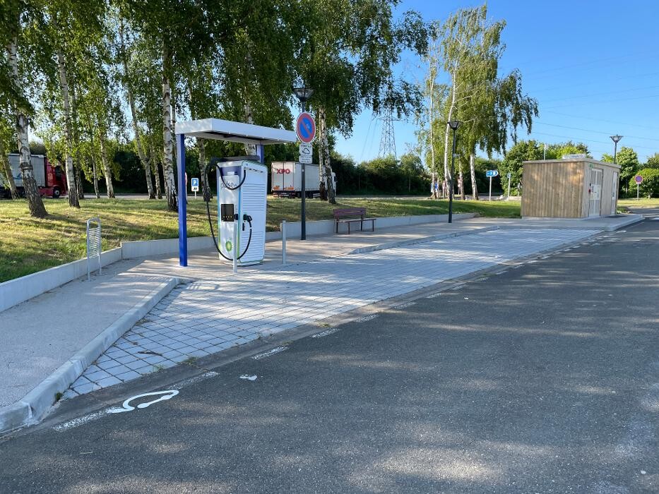 Images bp pulse Charging Station