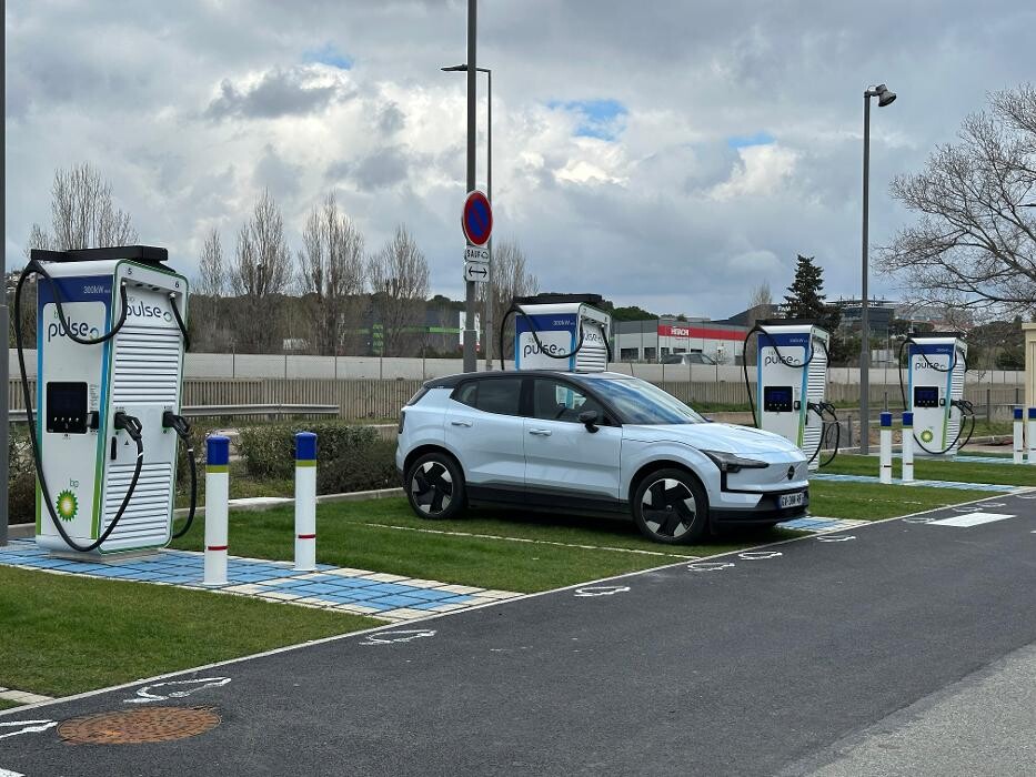 Images bp pulse Charging Station