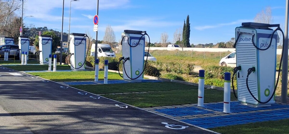 Images bp pulse Charging Station