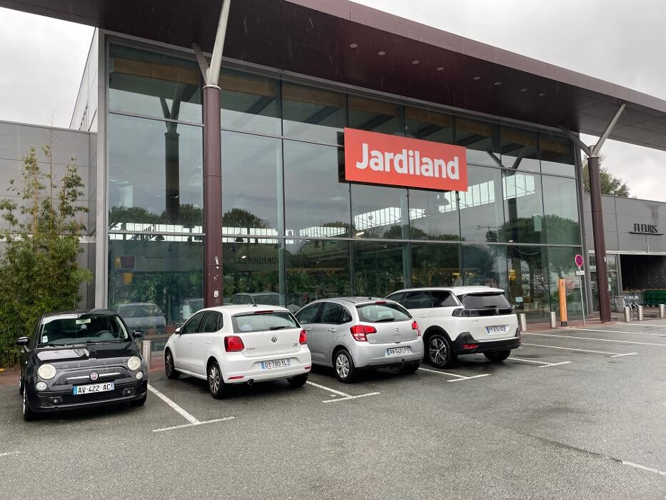 Images bp pulse Charging Station