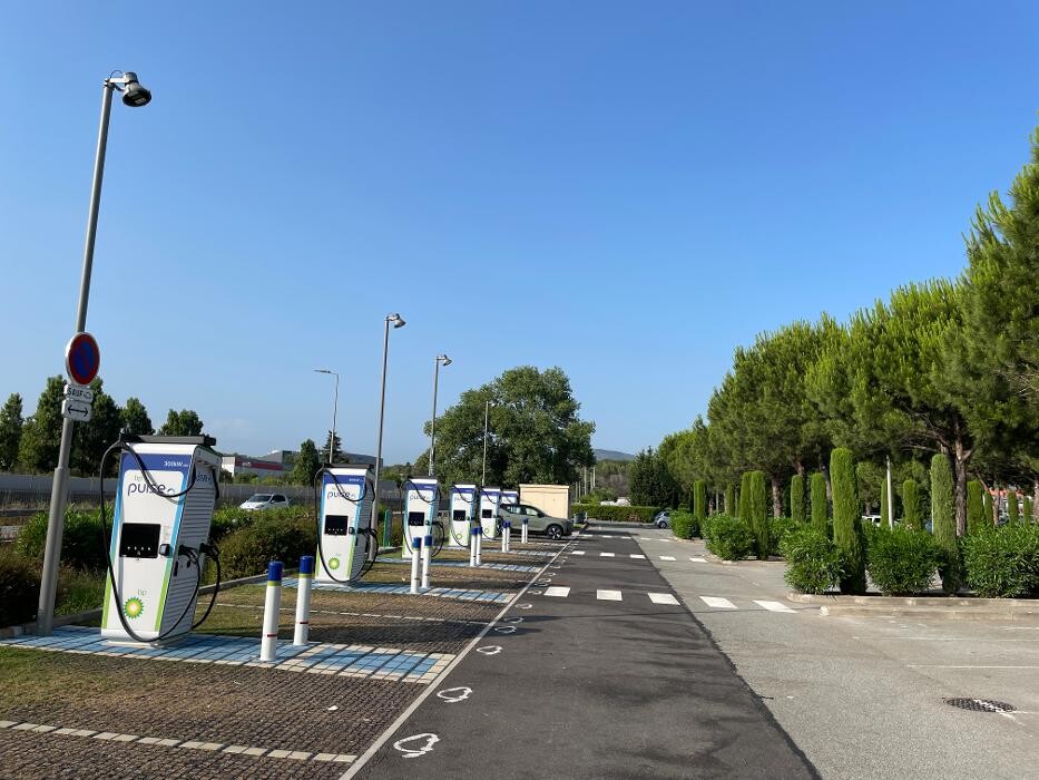 Images bp pulse Charging Station