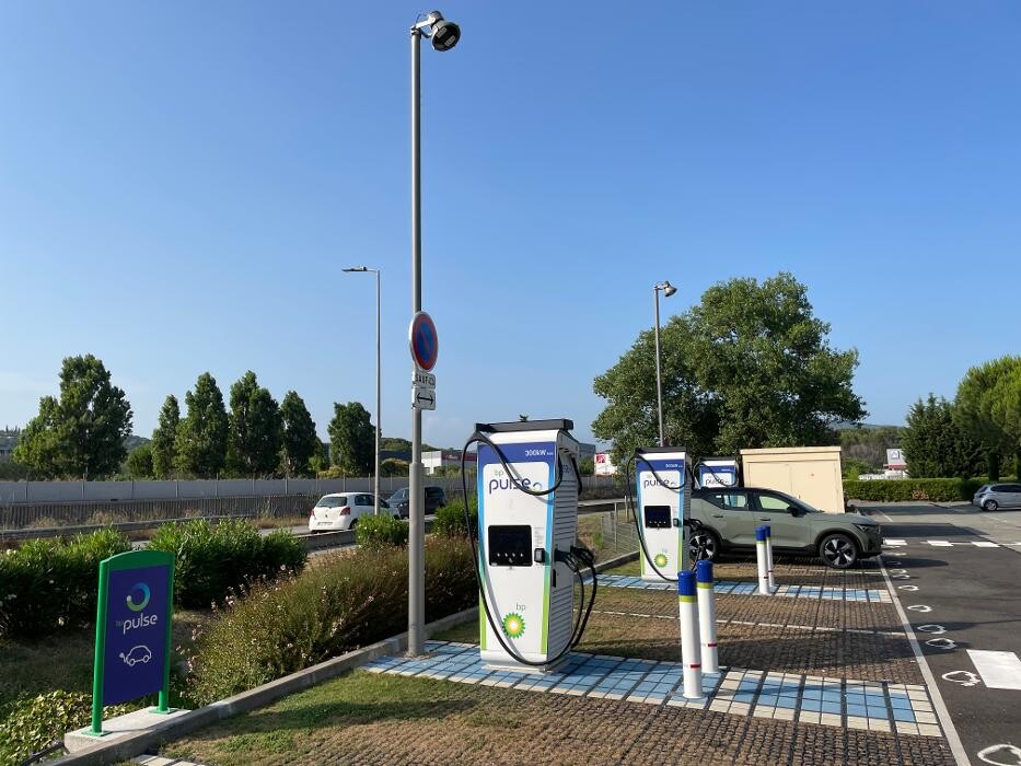 Images bp pulse Charging Station