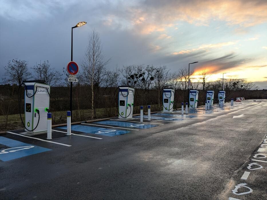 Images bp pulse Charging Station
