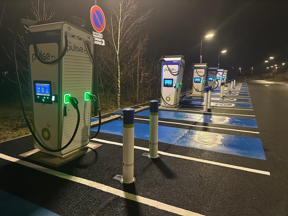 Images bp pulse Charging Station