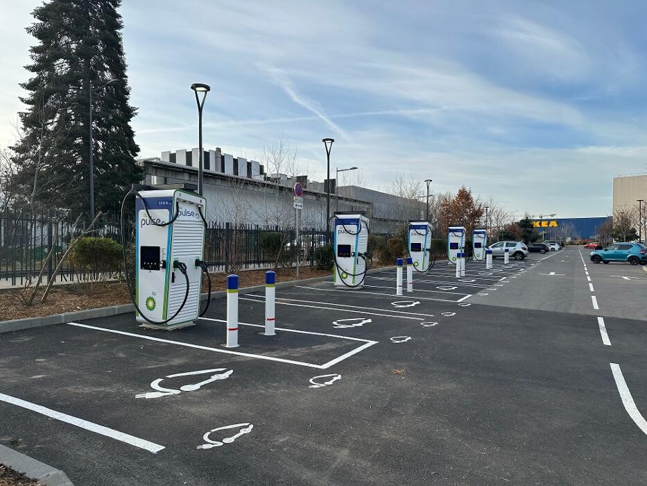 Images bp pulse Charging Station
