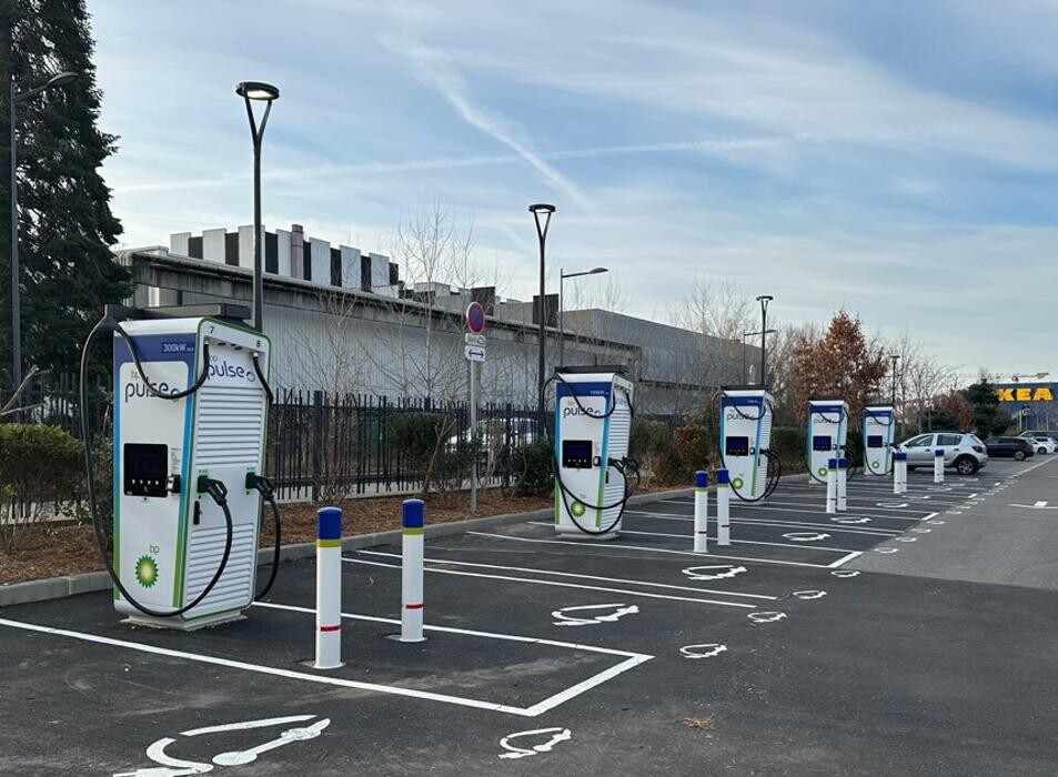 Images bp pulse Charging Station