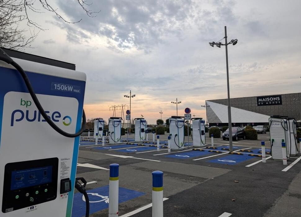Images bp pulse Charging Station