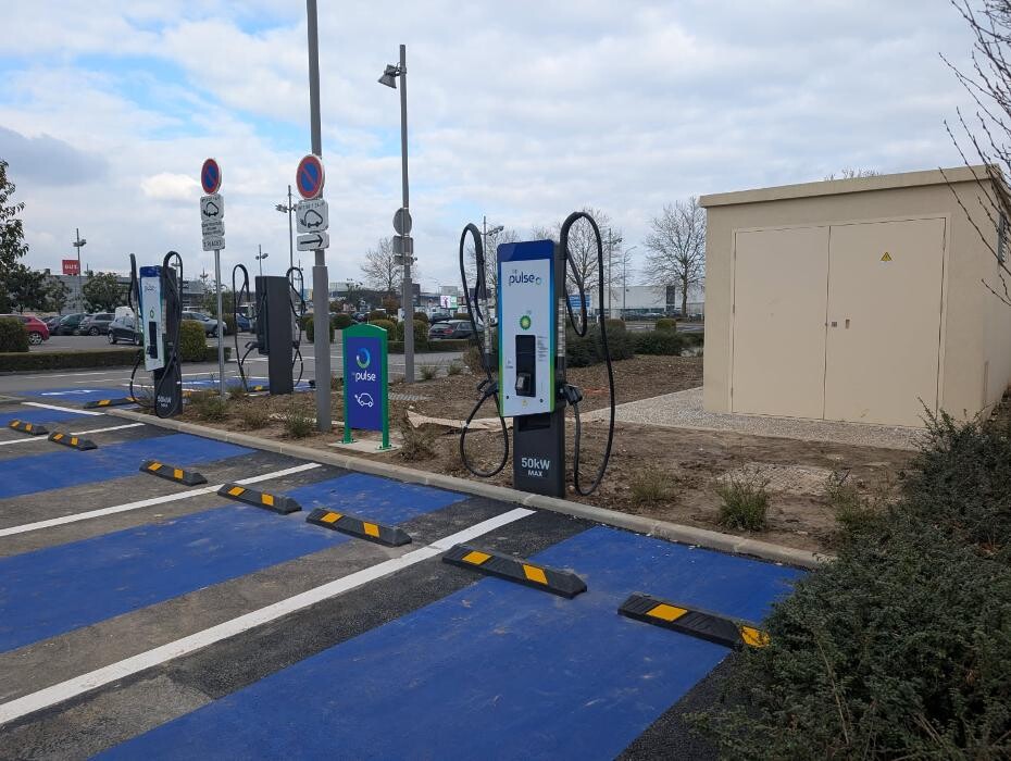 Images bp pulse Charging Station
