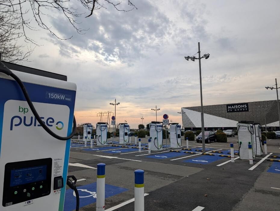 Images bp pulse Charging Station