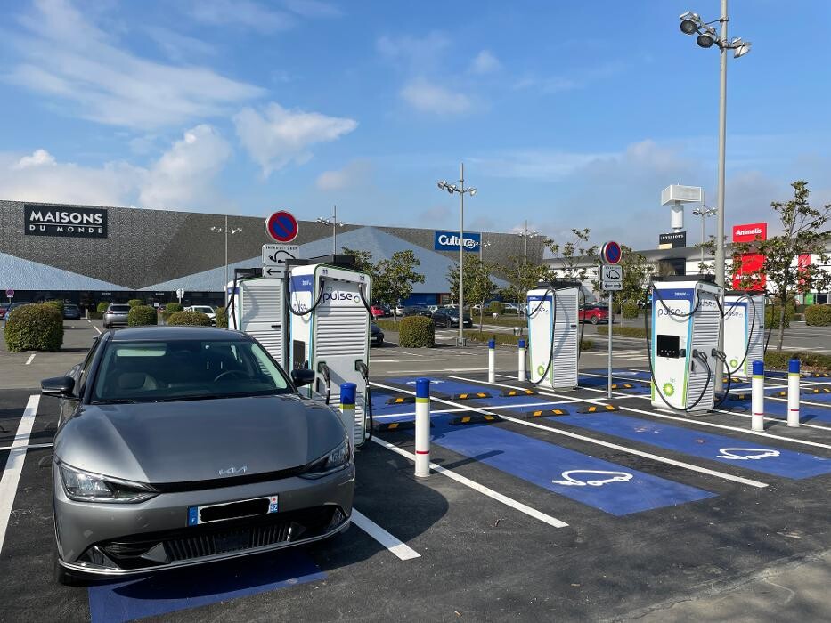 Images bp pulse Charging Station
