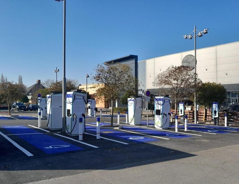 Images bp pulse Charging Station