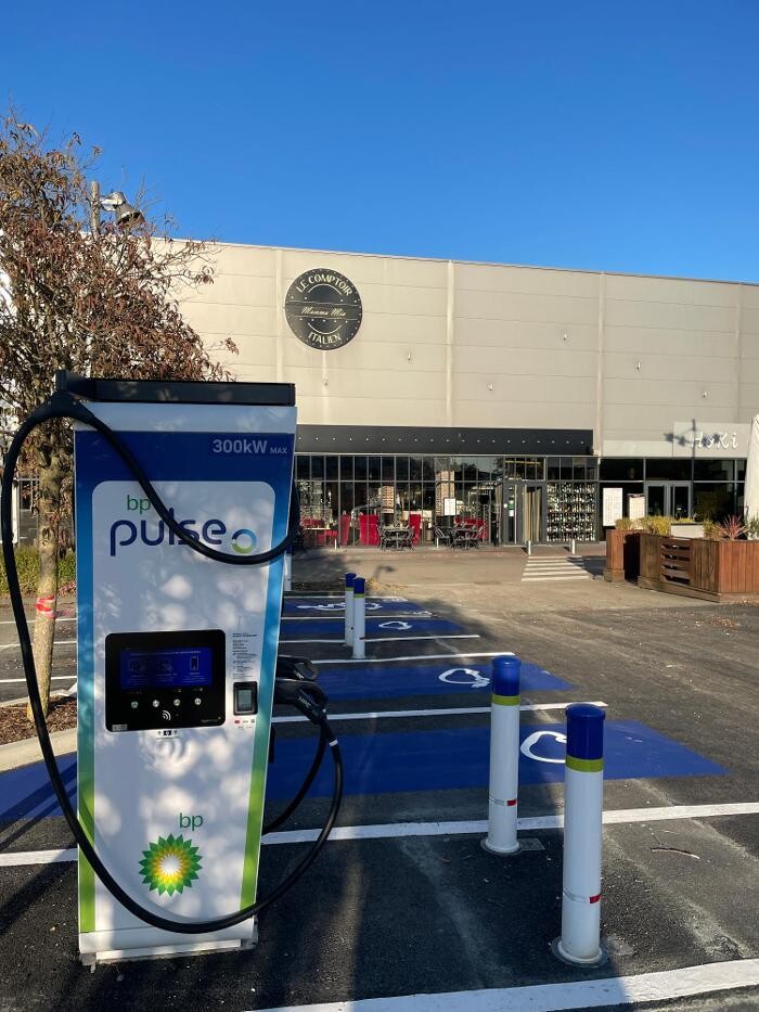Images bp pulse Charging Station