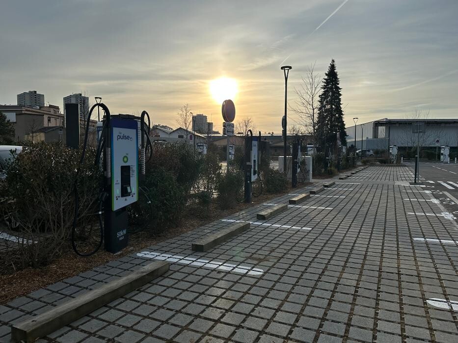 Images bp pulse Charging Station