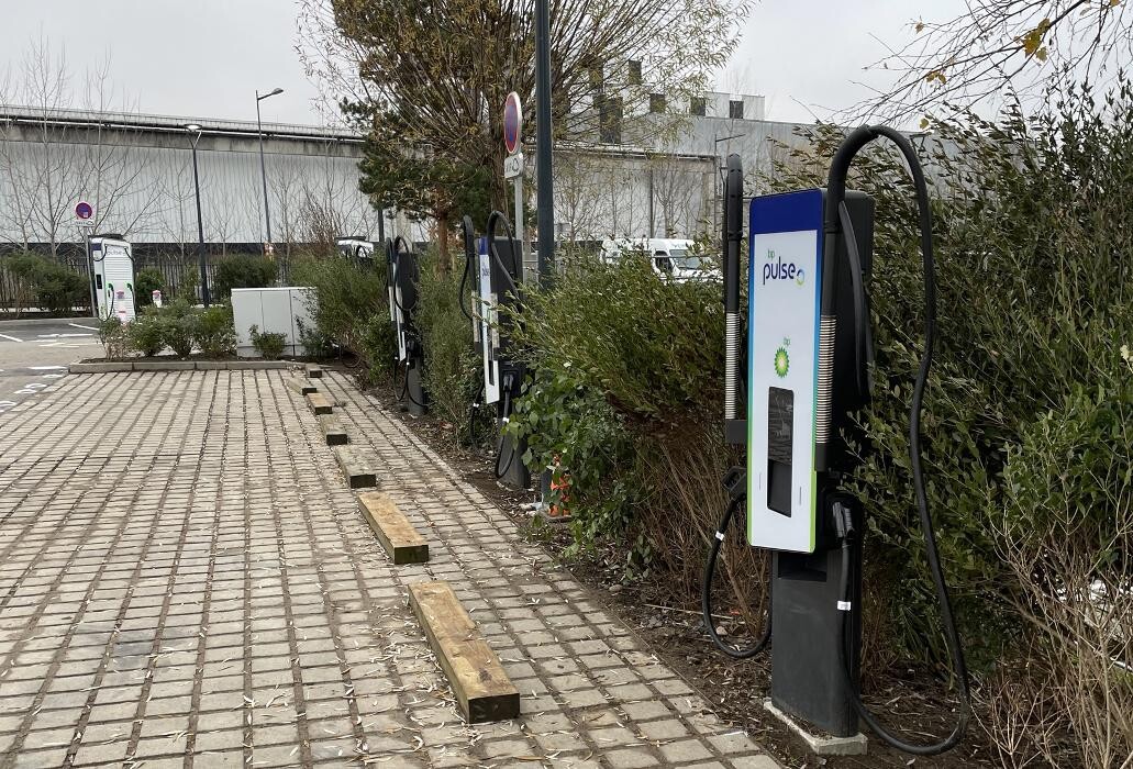 Images bp pulse Charging Station