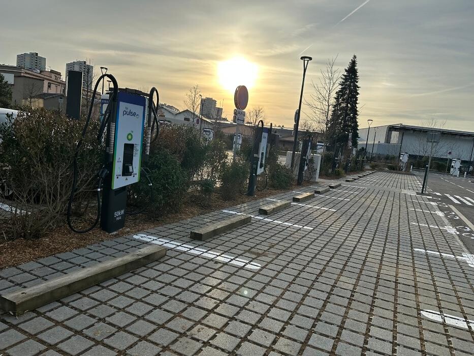 Images bp pulse Charging Station