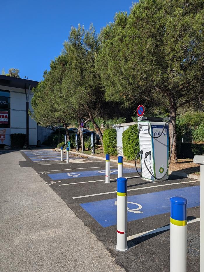 Images bp pulse Charging Station