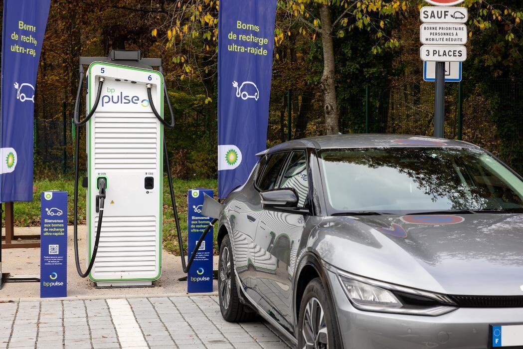 Images bp pulse Charging Station