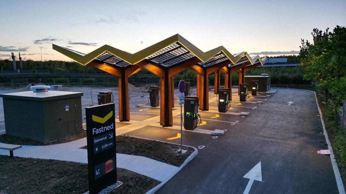 Images Fastned Charging Station