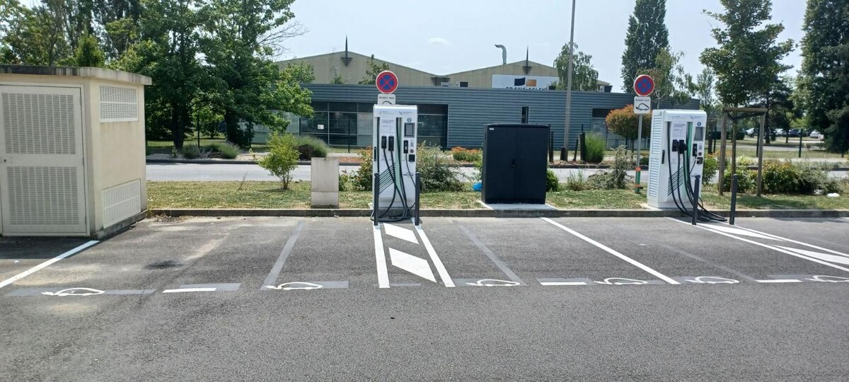 Images Easy Charge Services station de recharge