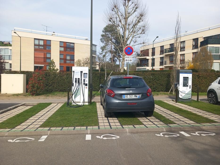 Images Easy Charge Services station de recharge