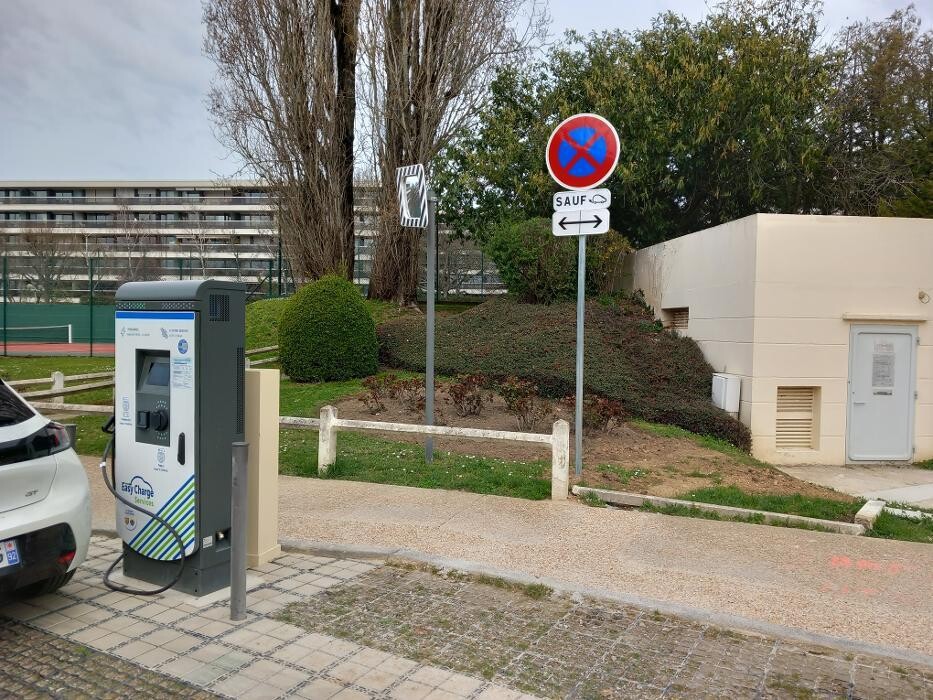 Images Easy Charge Services station de recharge