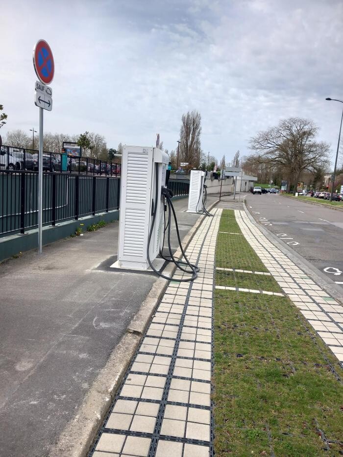 Images Easy Charge Services station de recharge