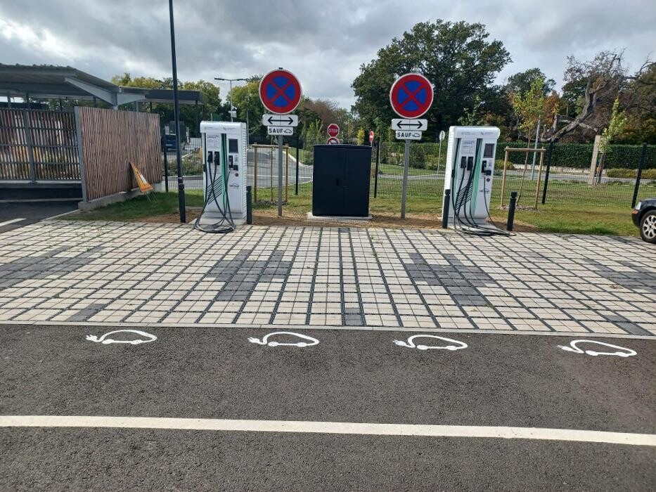 Images Easy Charge Services station de recharge