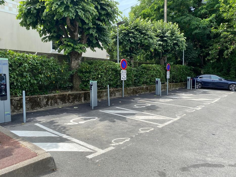 Images Easy Charge Services station de recharge