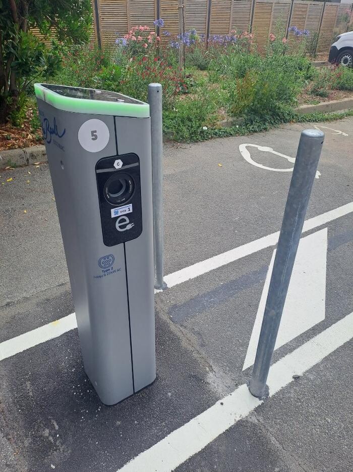 Images Easy Charge Services station de recharge