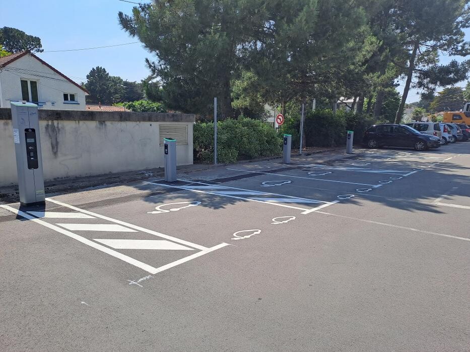 Images Easy Charge Services station de recharge