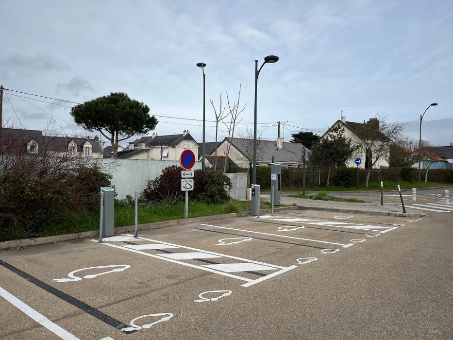 Images Easy Charge Services station de recharge