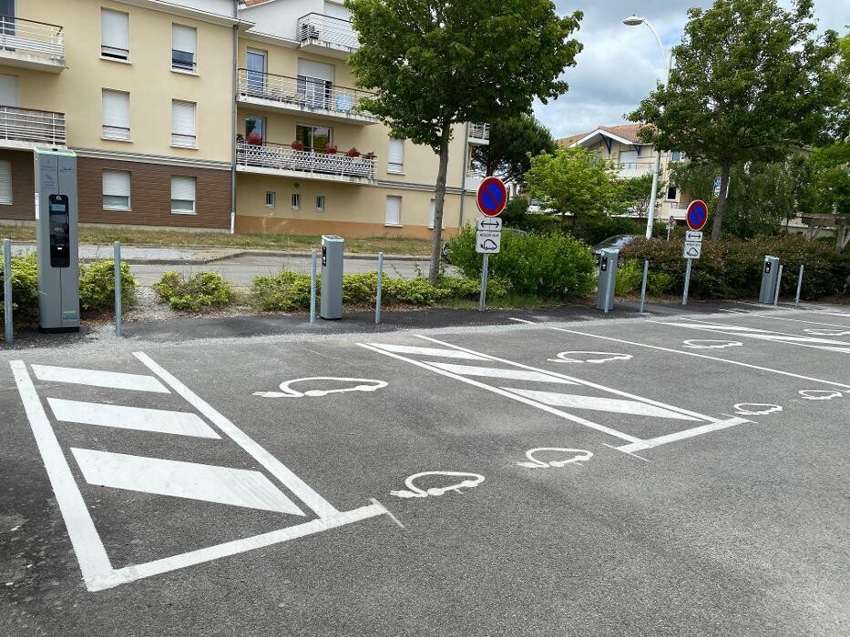 Images Easy Charge Services station de recharge