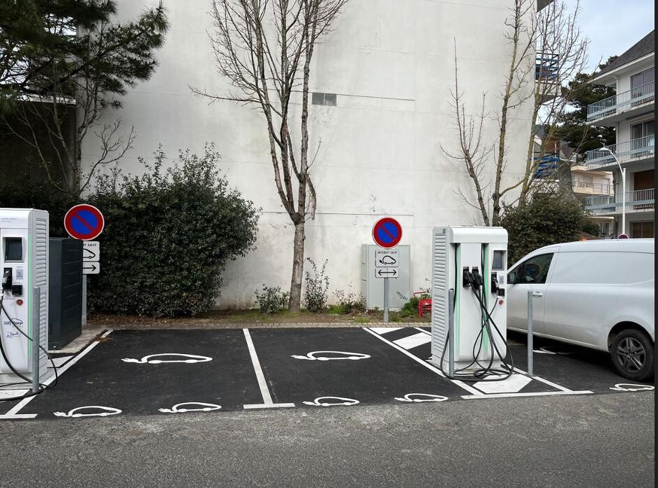 Images Easy Charge Services station de recharge